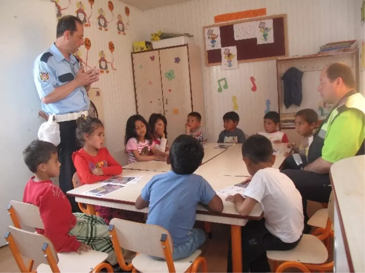 Roman Öğrenciler Trafik Kurallarını Polis Amcalarından Öğrendi