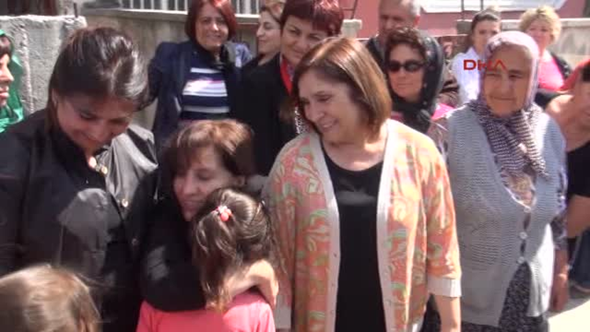 Selvi Kılıçdaroğlu ve Kızı Zeynep, Maden Şehidi İkizlerin Baba Evinde" Haberine Ek