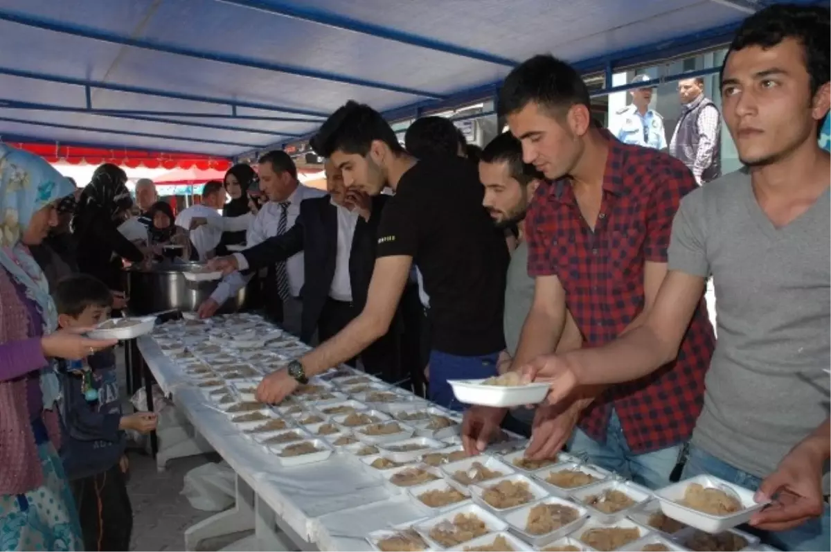 Üniversiteliler Soma\'da Hayatını Kaybedenler İçin Kur\'an Okutup Helva Dağıttı