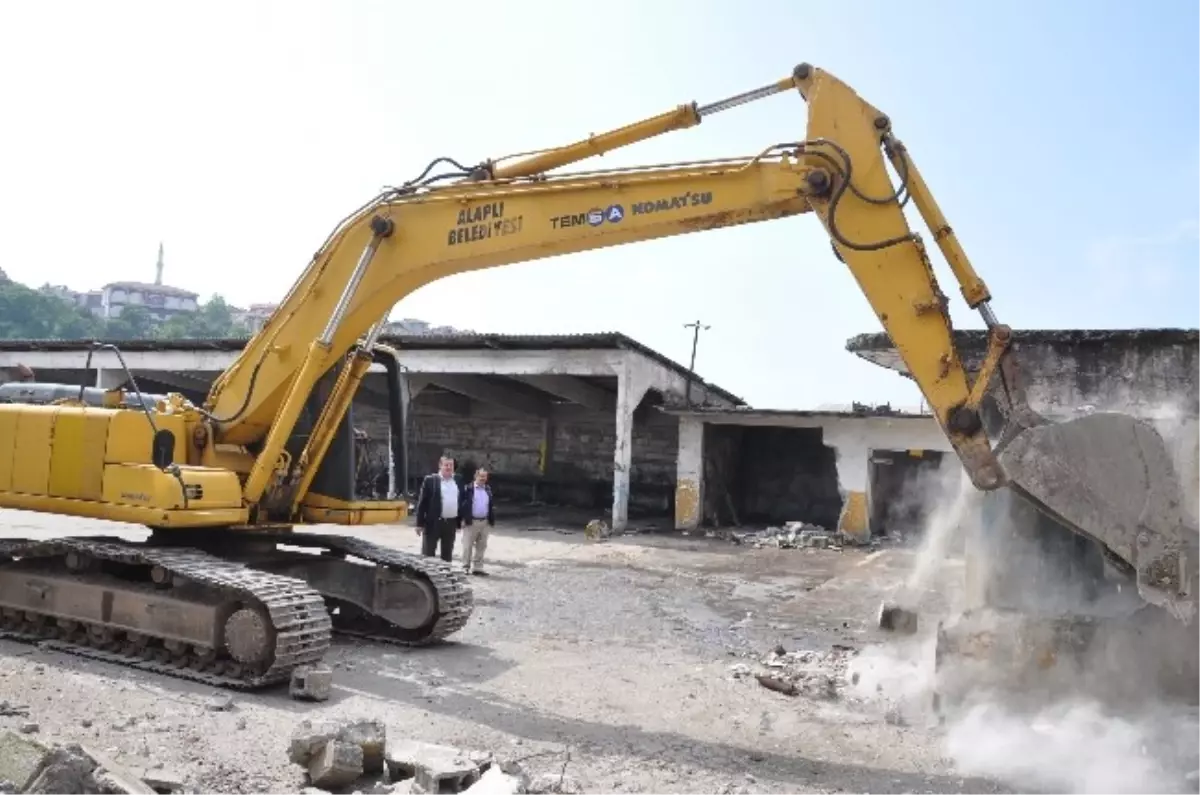 Alaplı Belediyesi Tamir ve Bakım Atölyesi Yıkıldı