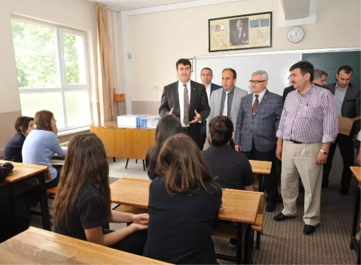 Başkan Dündar, Üniversiteye Hazırlanan Gençlere Lys Soru Kitapçığı Dağıttı