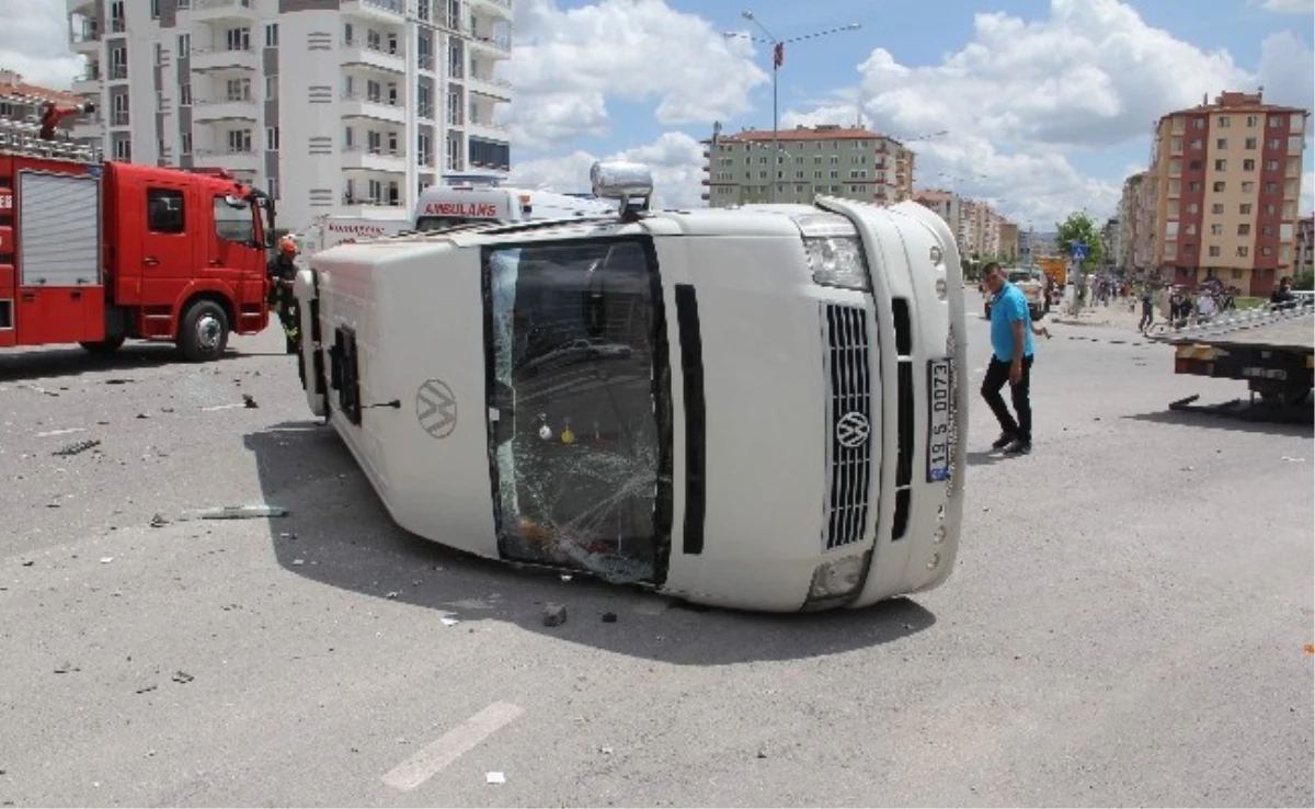 Çorum\'da Öğrenci Servisi Otomobil ile Çarpıştı: 9 Yaralı