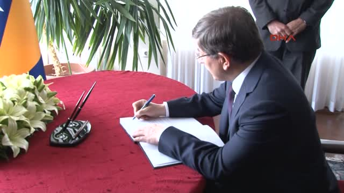 Davutoğlu\'ndan, Bosna Hersek ve Sırbistan Büyükelçiliklerine Taziye Ziyareti
