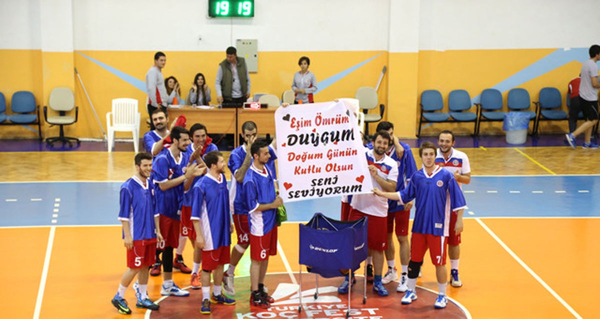Eşİnİn Doğum Gününü Spor Salonuda Pankartla Kutladi