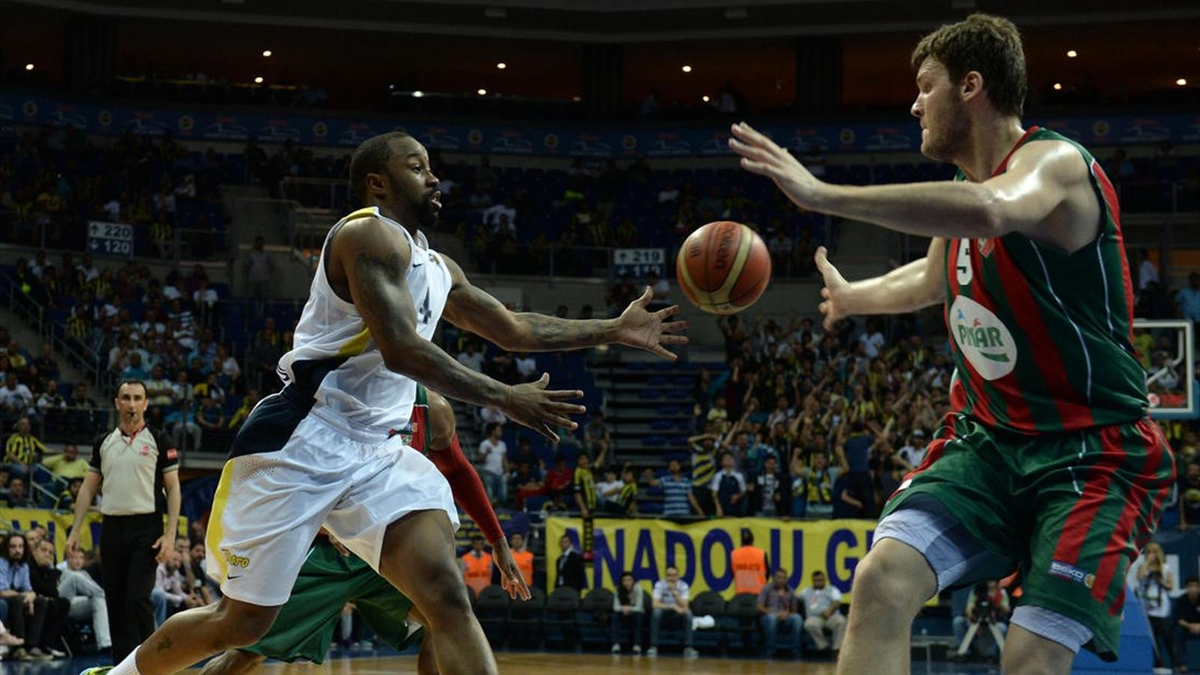 Fenerbahçe Ülker Sahasında Pınar Karşıyaka\'yı 88-69 Mağlup Ederek Seride 1-0 Öne Geçti