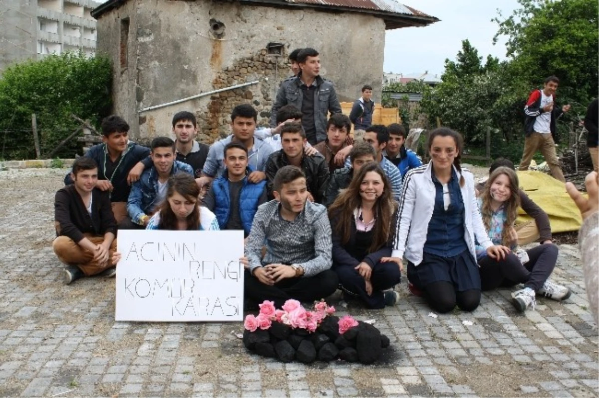 Giresun\'da Lise Öğrencileri Soma İçin Oturma Eylemi Yaptılar