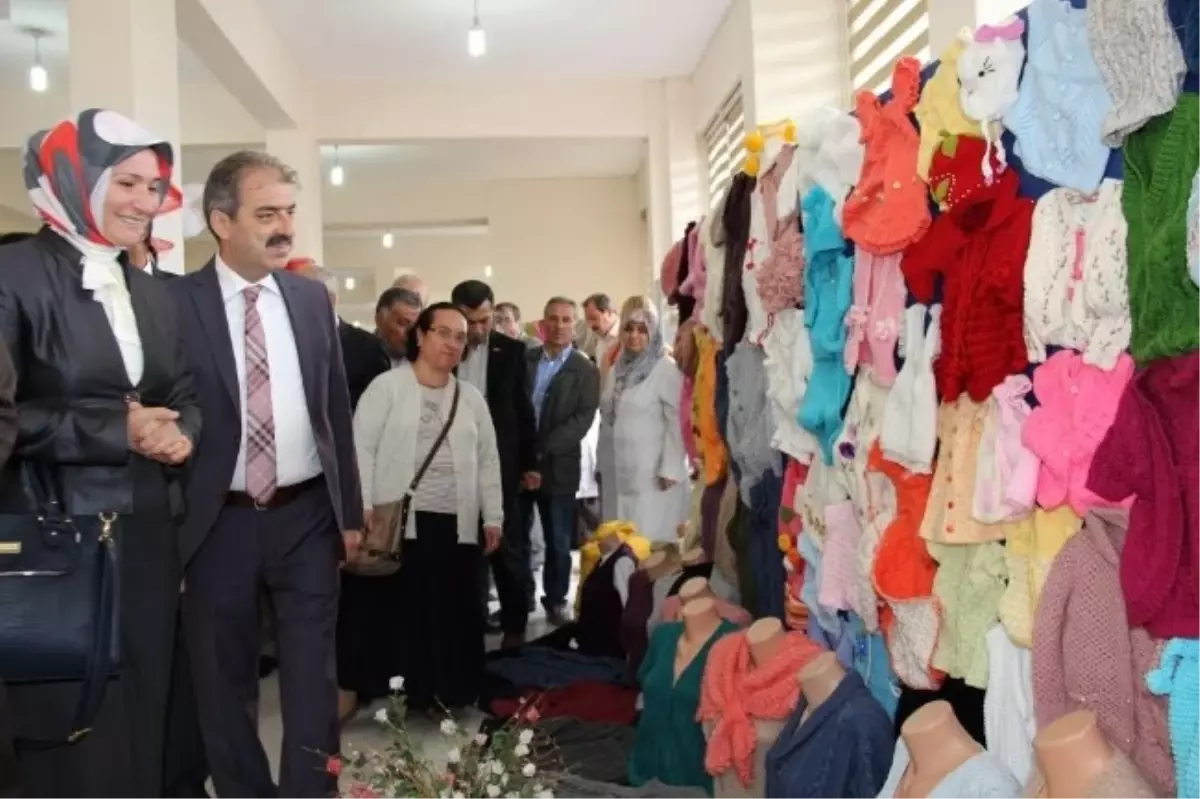 Hanımların Yılsonu Sergisi Açıldı