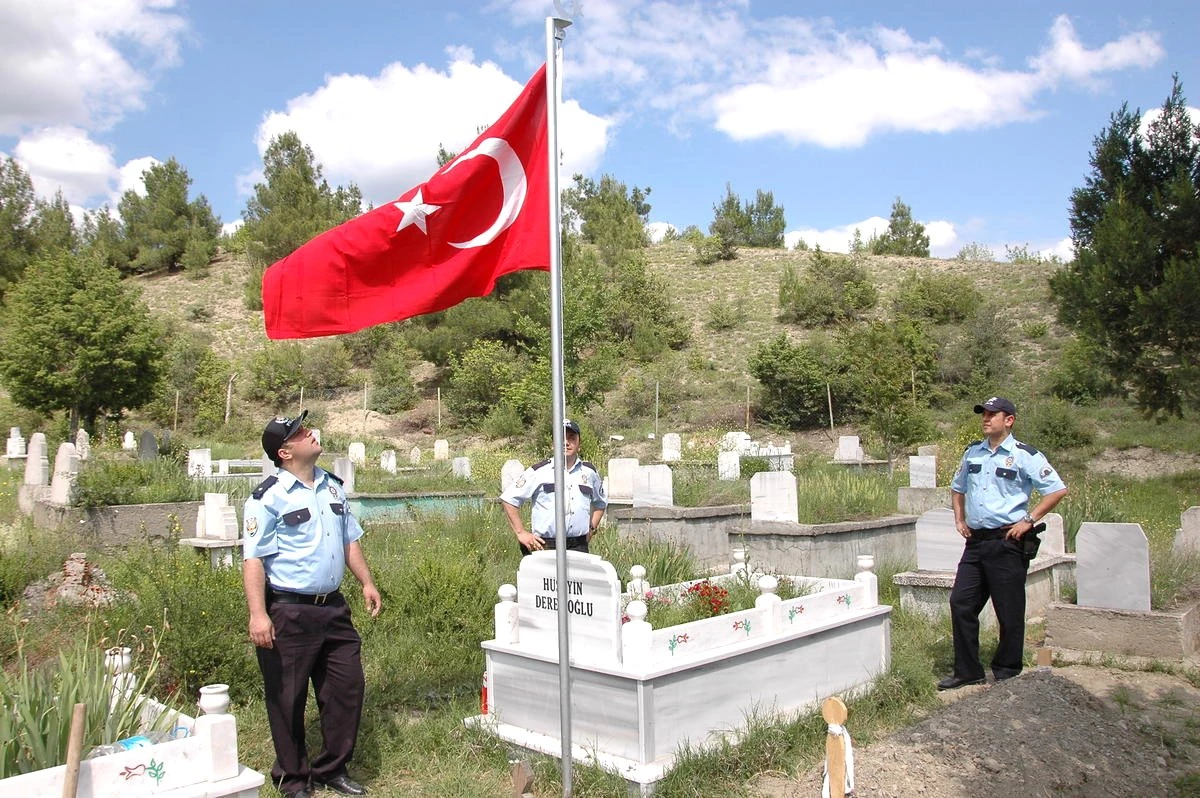 Hanönü\'nde Şehit Mezarına Yanına Bayrak Direği