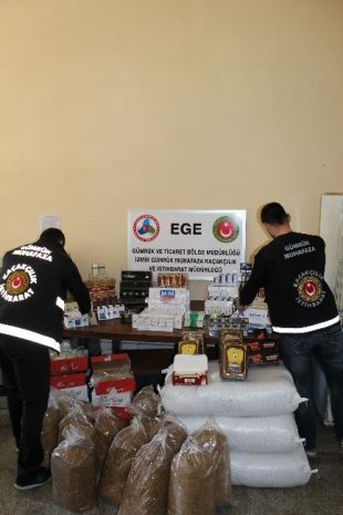 İzmir\'de Kaçakçılık Operasyonu