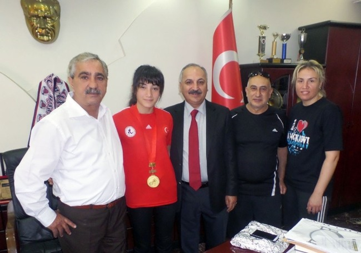 Muay Thai Dünya Şampiyonu Fındık\'tan Başkan Sarı\'ya Ziyaret