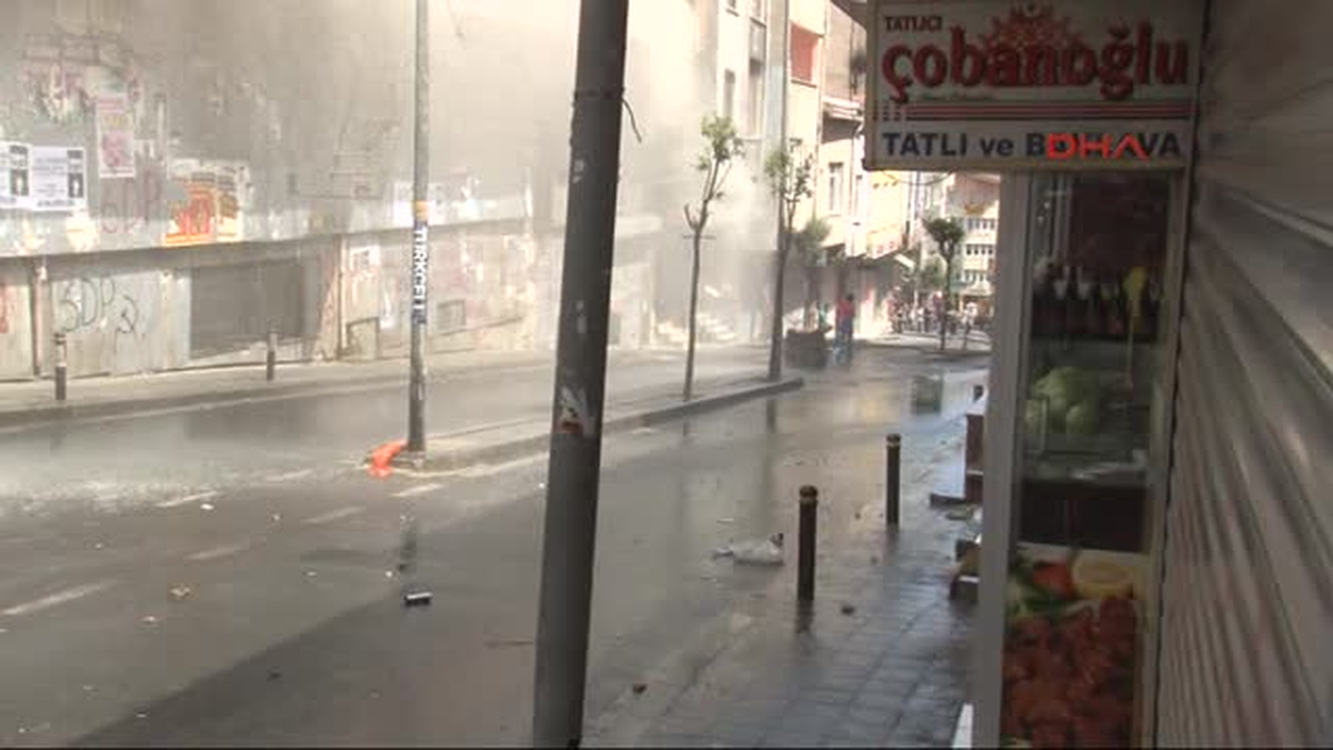 Okmeydanı\'nda Yürümek İsteyen Gruba Polis Müdahalesi