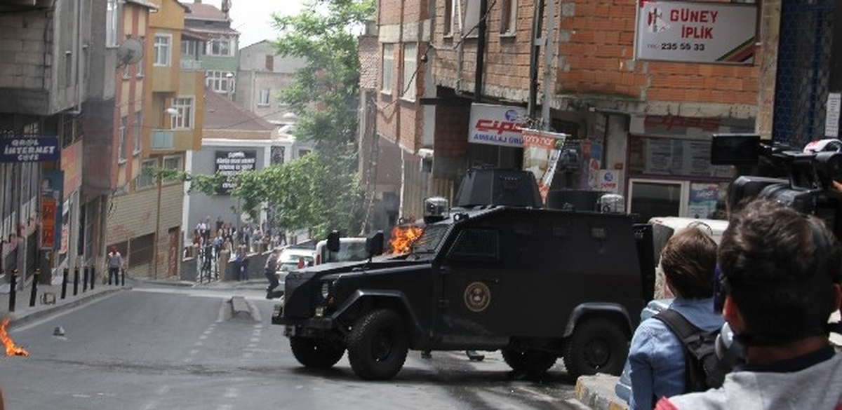Okmeydanı\'ndaki Olaylarda Polis Havaya Ateş Açtı