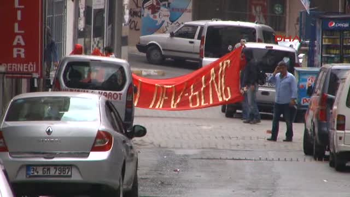 Okmeydanı\'ndaki Olaylarda Polisin Havaya Ateş Açma Anı