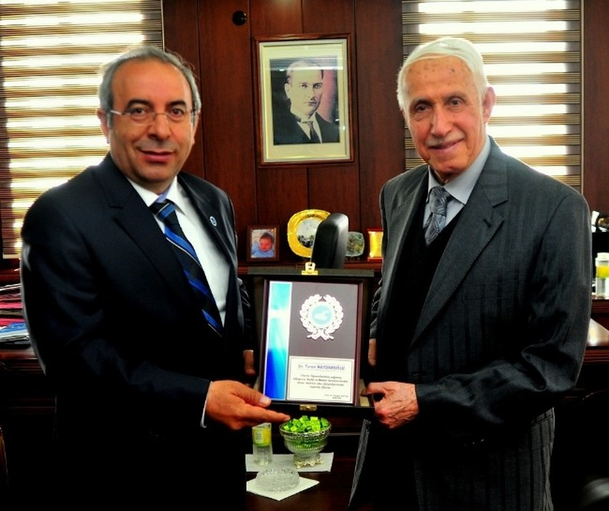 YYÜ Rektörü Battal'dan İş Adamı Haydaroğlu'na Plaket