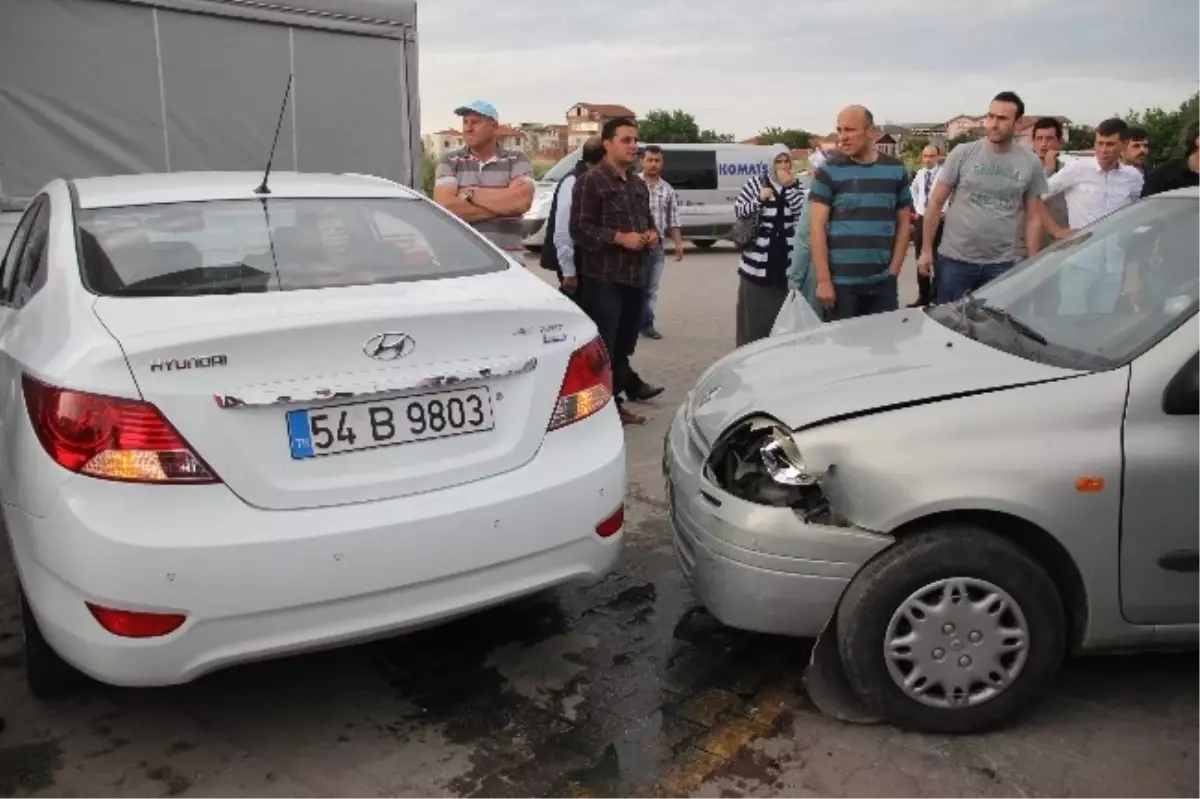 Sakarya\'da Trafik Kazası: 3 Yaralı