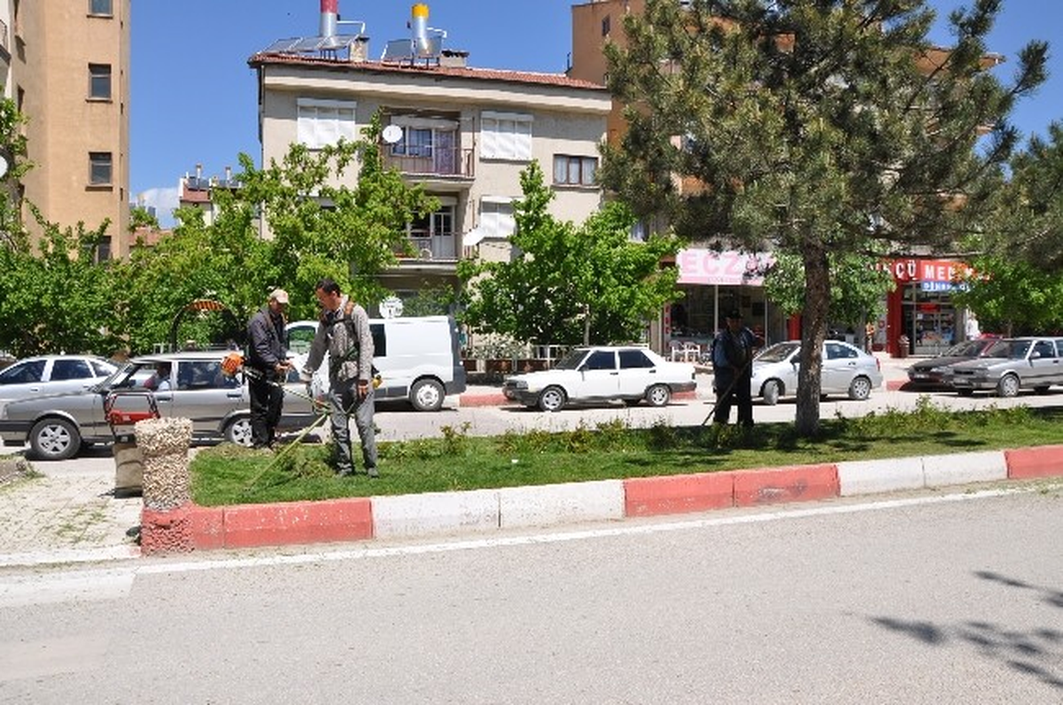 Sandıklı\'da Park ve Bahçelerde Bakım Çalışmaları