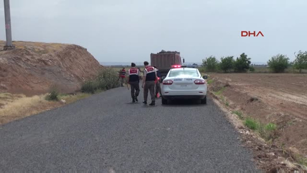 Şanlıurfa\'da, Sağ Ön Lastiğinin Patlaması Sonucu Kontrolden Çıkarak Devrilen Otomobilde Bulunan 1...