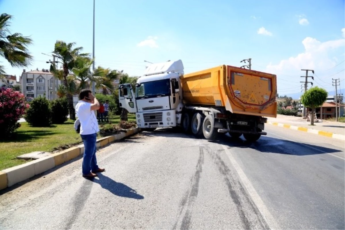 Tır Şoförü Yayaya Çarpmamak İçin Kaza Yaptı