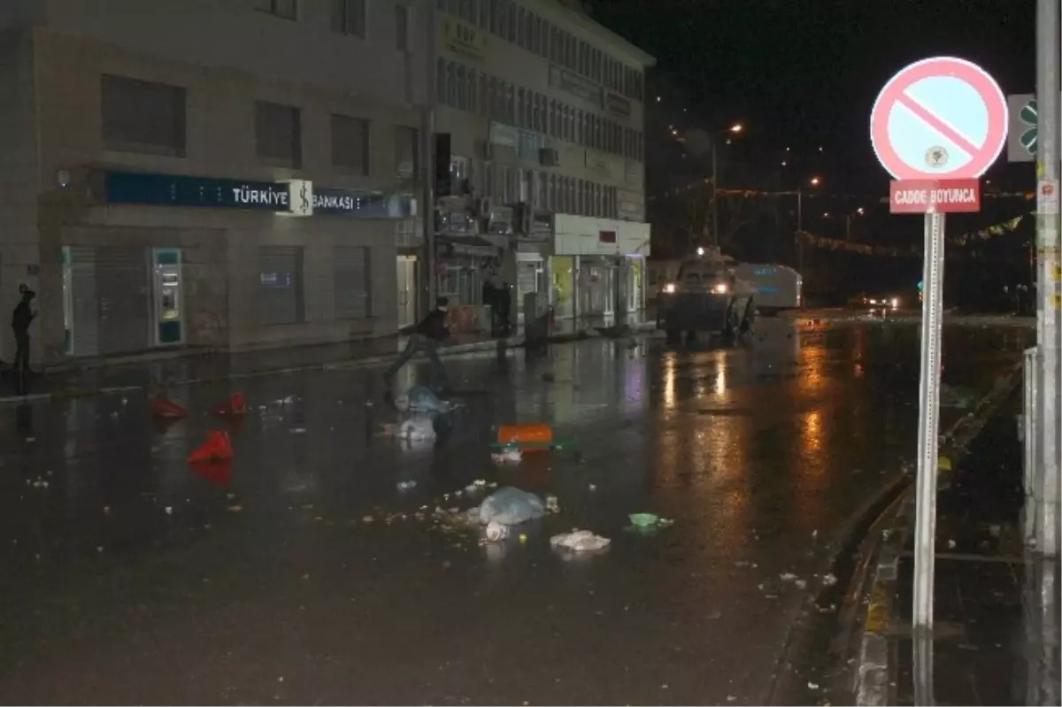 Tunceli\'de Uğur Kurt\'un Vurulmasını Protesto Eden Gruba Polis Müdahalesi