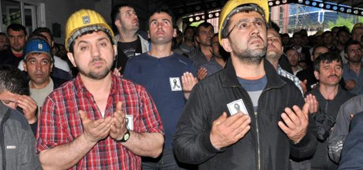 Zonguldaklı Madenciler, Soma\'da Ölen Arkadaşları İçin Dua Etti