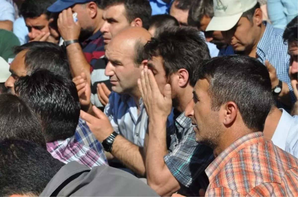 AK Parti Genel Başkan Yardımcısı Kapusuz, Soma\'da Eylem Yapan İşçilerle Buluştu