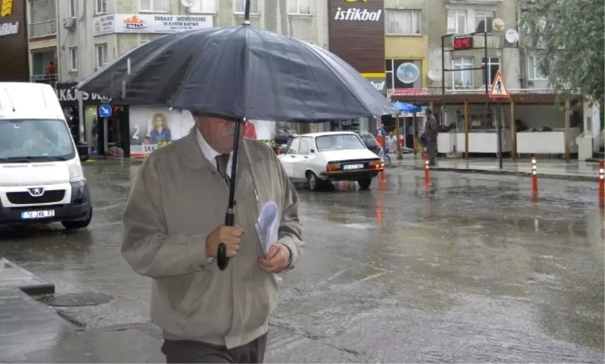 Aniden Bastıran Yağmur Şemsiyecilerin Yüzünü Güldürdü