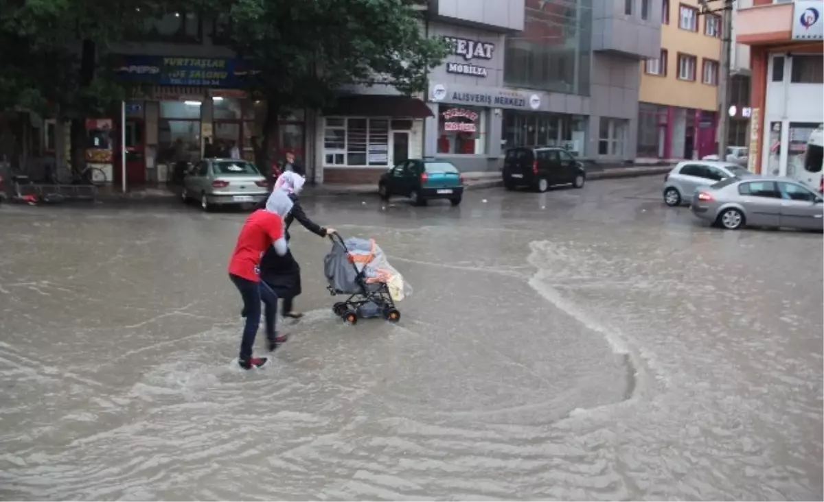 Ankara\'da Yağmur Sele Neden Oldu