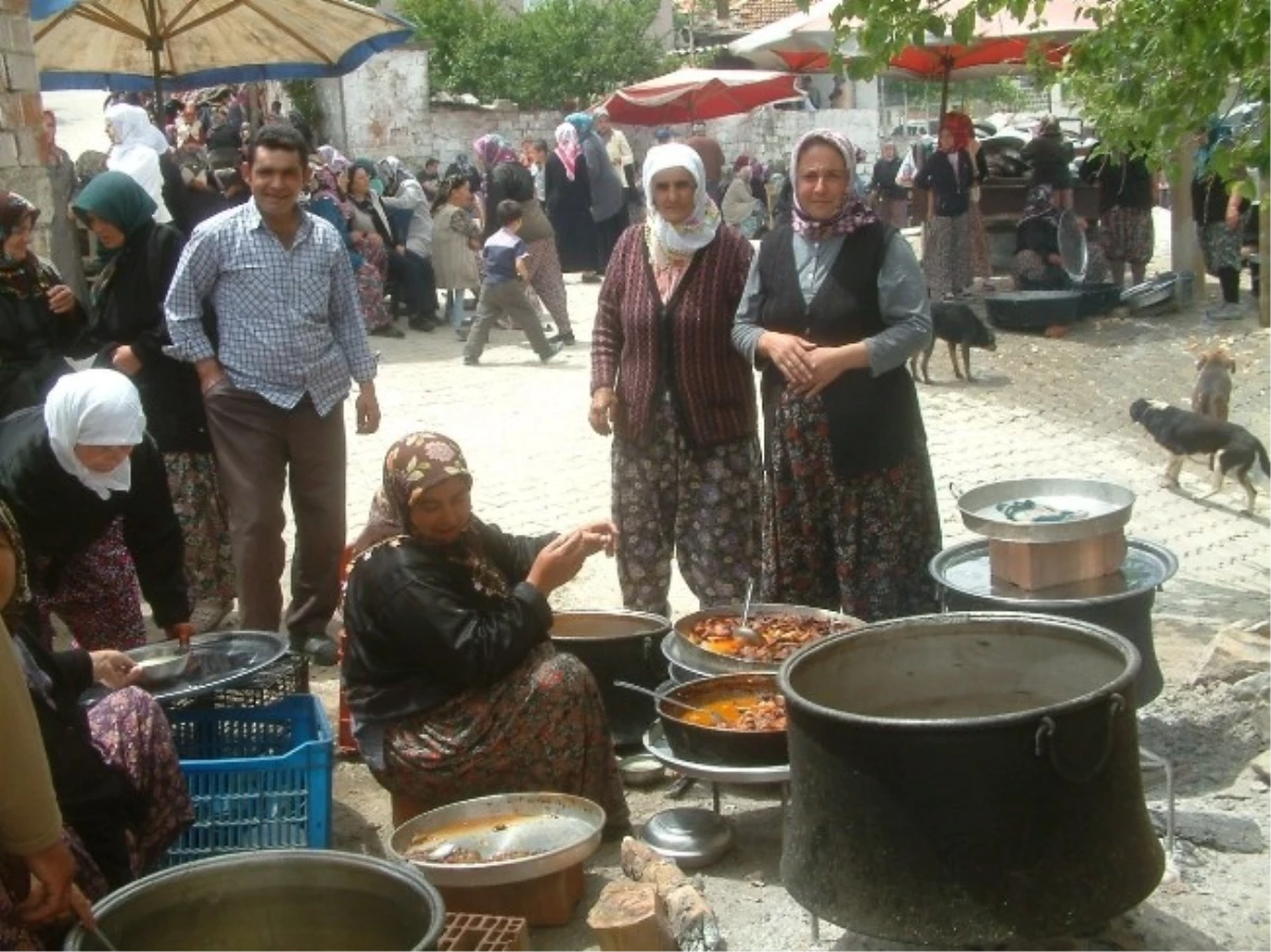 Burhaniye\'de Köylü Kadınların Hayır İmecesi