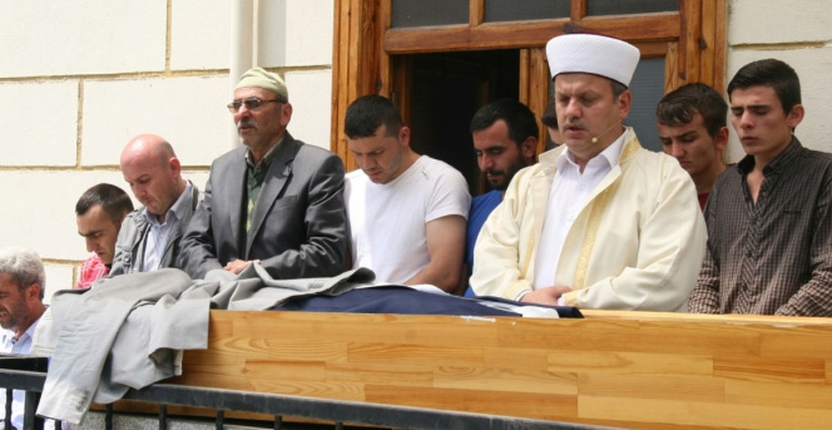 Damatlığı Tabutunun Üzerine Konuldu