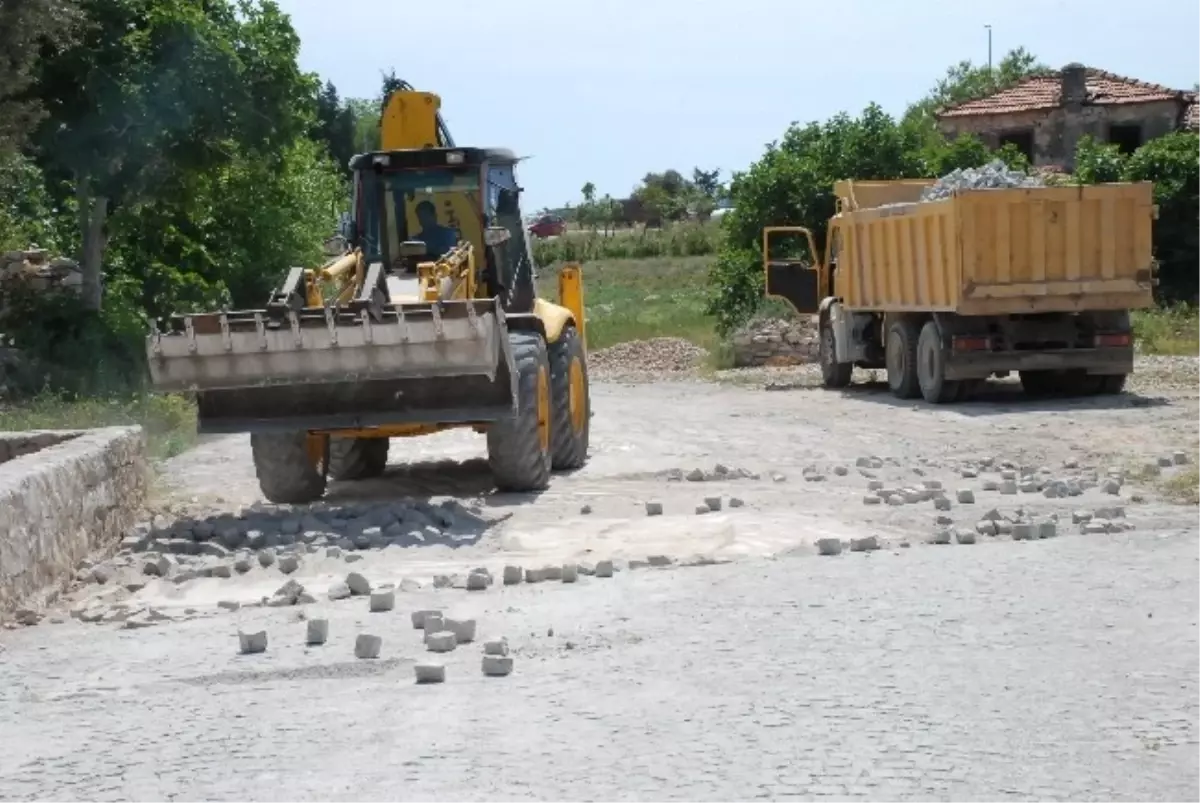 Didim\'de Tapınak Çevresine İzinsiz Döşenen Taşlar Sökülüyor