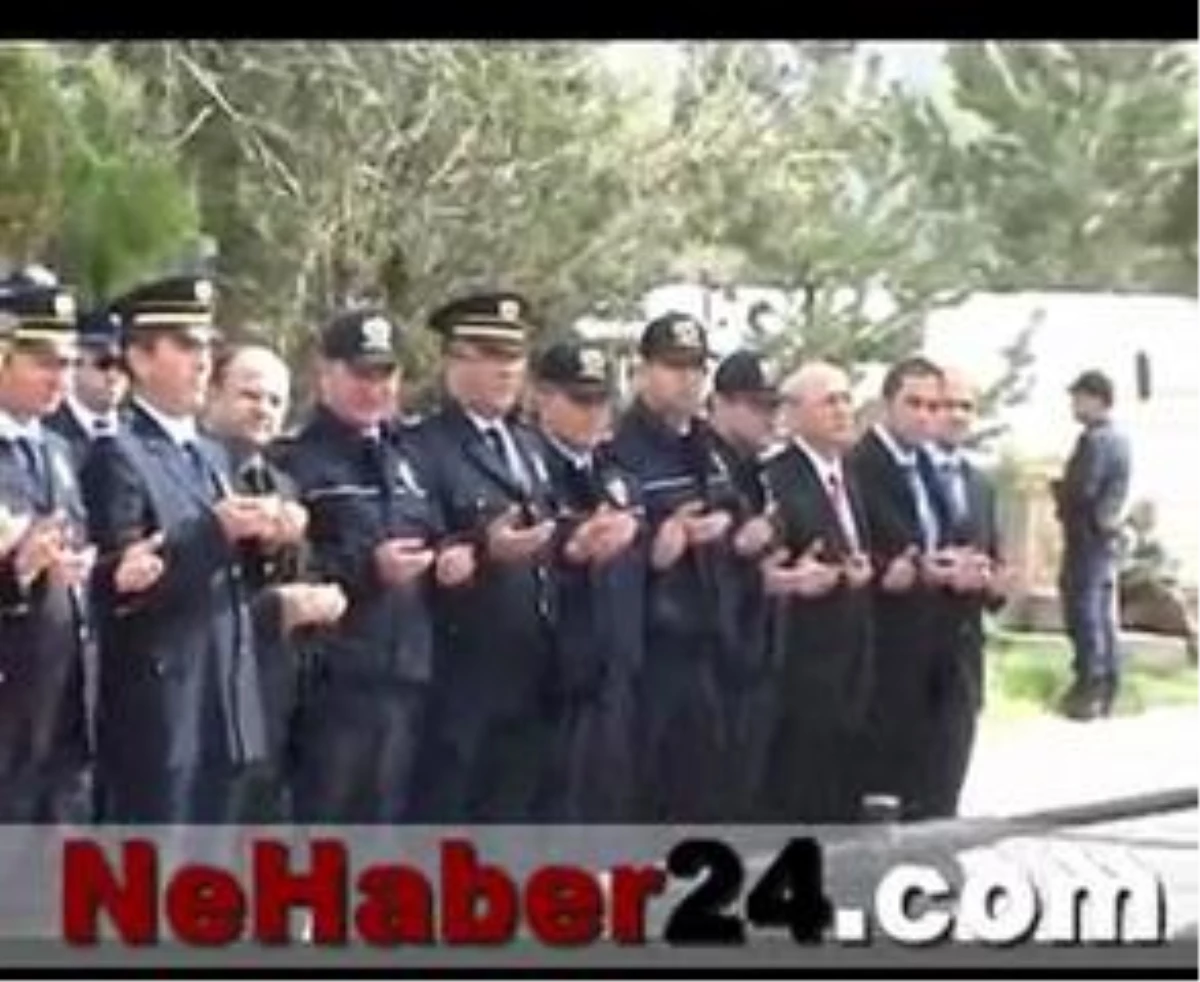 Erzincan\'da Şehit Polisler Unutulmadı