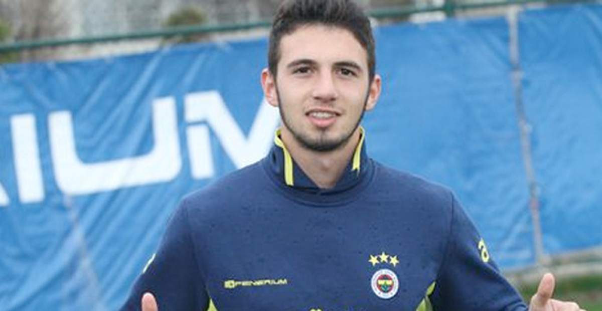 Fenerbahçe\'nin Genç Futbolcusu Semih Ergül İmzayı Attı