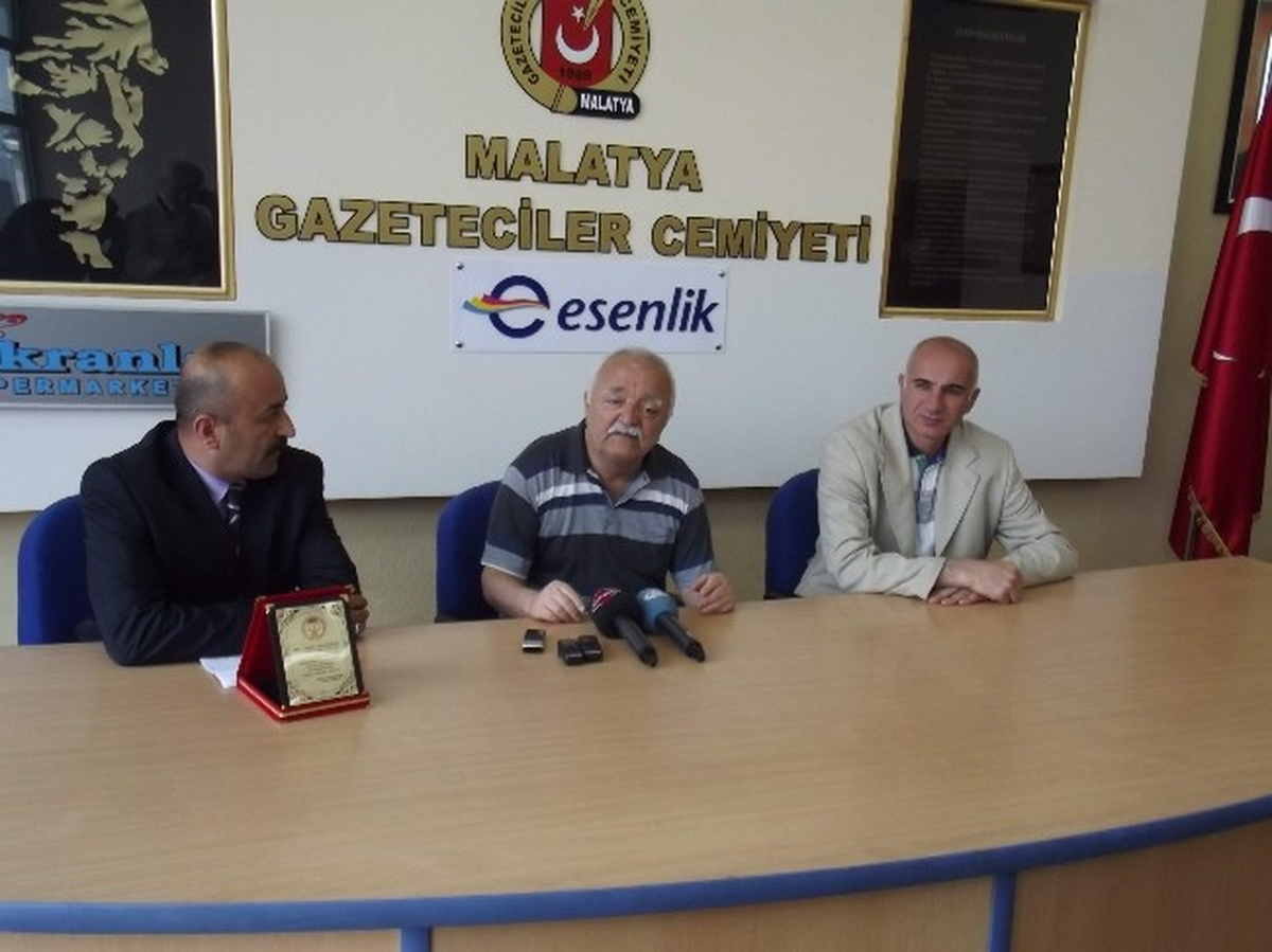 Gazeteciler Cemiyeti Başkanı Haydar Karaduman\'a Plaket