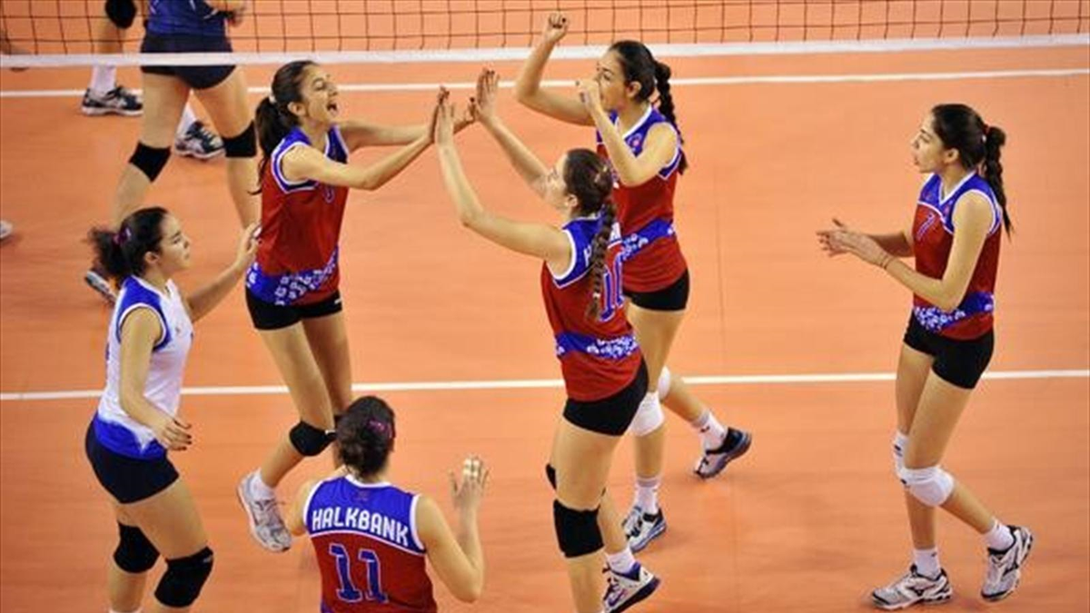Halkbank Genç Kız Takımı, Gelişim Koleji\'ni 3-0 Mağlup Ederek Finallere Katılmayı Garantiledi