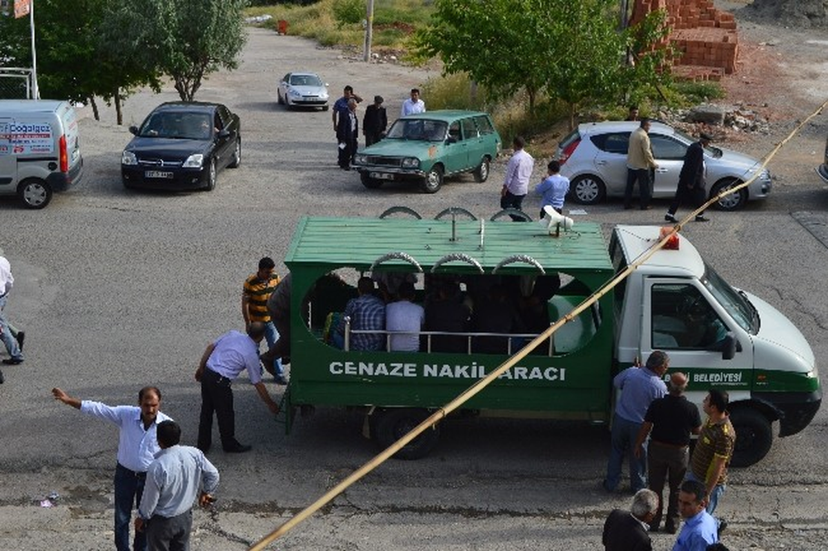 İntihar Eden 17 Yaşındaki Kadın Toprağa Verildi