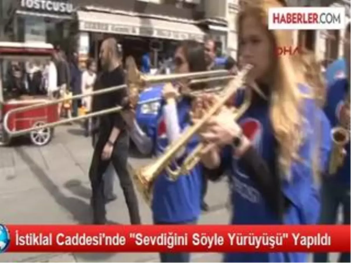 İstiklal Caddesi\'nde "Sevdiğini Söyle Yürüyüşü" Yapıldı