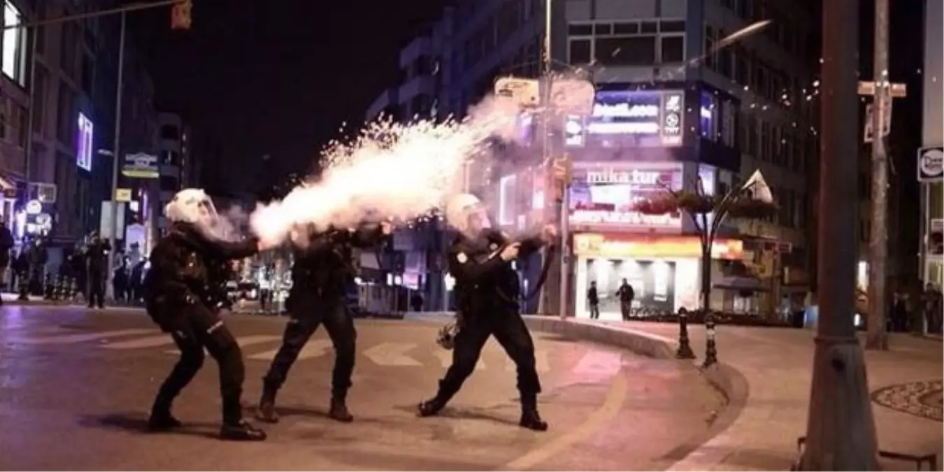 Kadıköy\'de İzinsiz Gösteriye Polis Müdahalesi