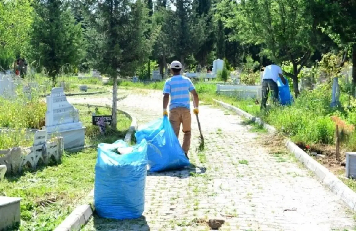 Çanakkale\'de Kent Mezarlığında Kandil Hazırlığı