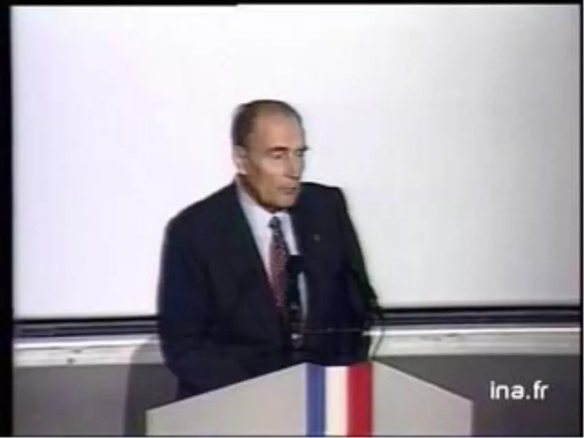 Mitterrand À La Pyramide Du Louvre