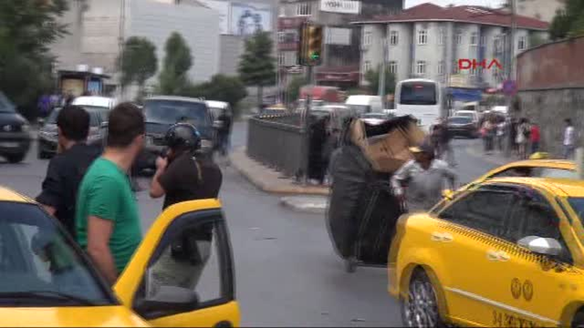 Okmeydanı\'nda Polislerin Zor Anları
