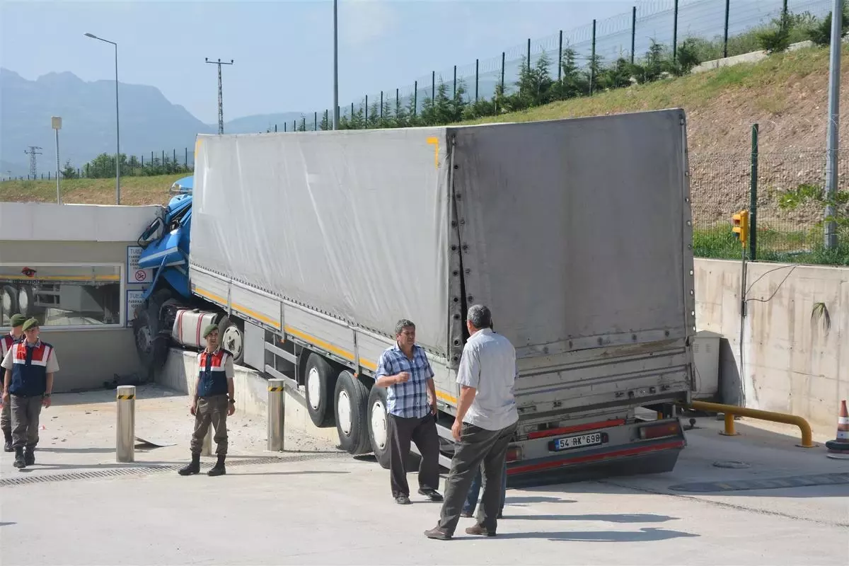 Sakarya\'da Tırın Altında Kalan Kadın Öldü