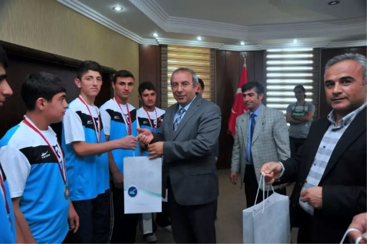 Rektör Battal, Şampiyon Öğrencileri Kabul Etti