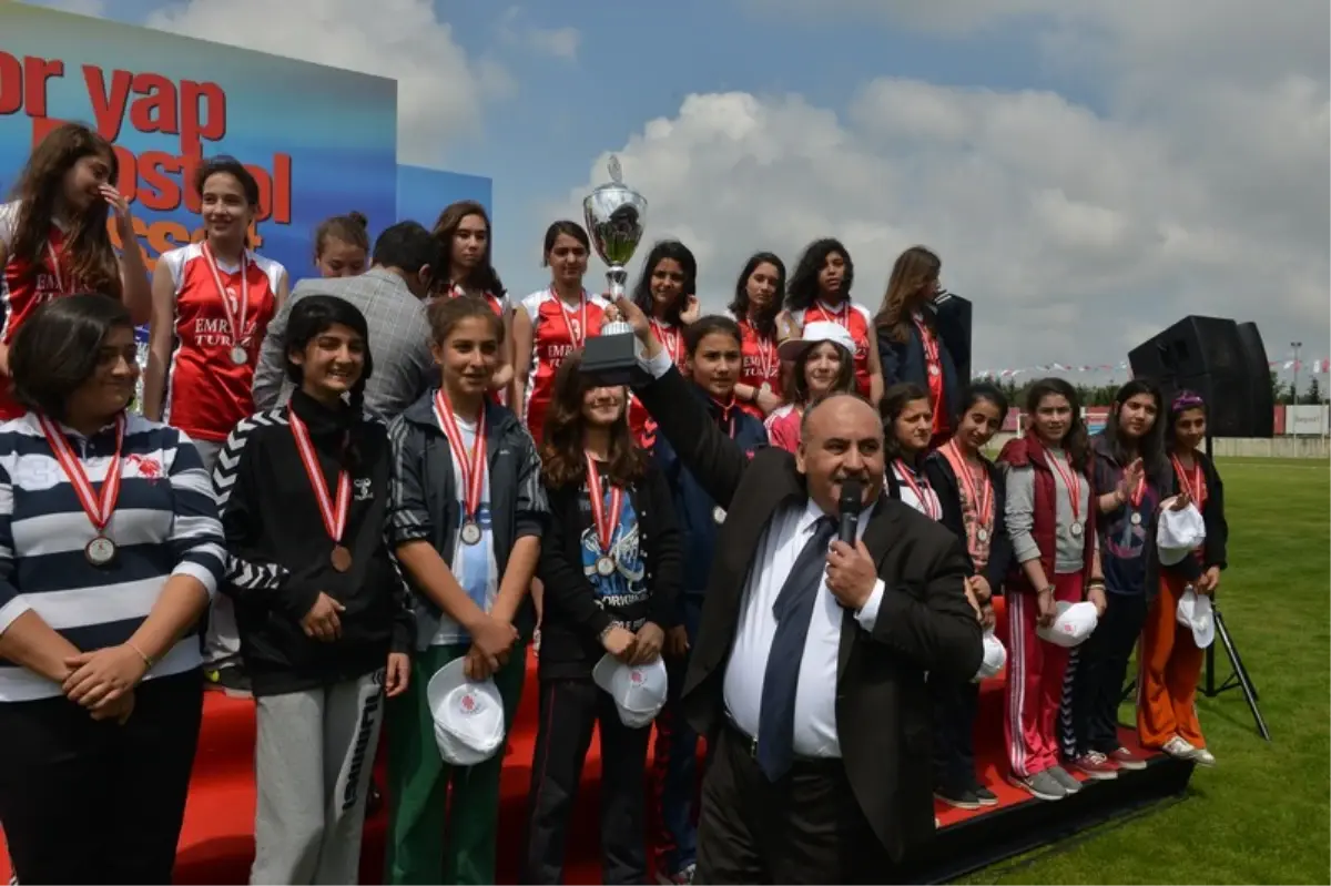 Ümraniye Spor Oyunlarında Dereceye Girenler Ödüllendirildi