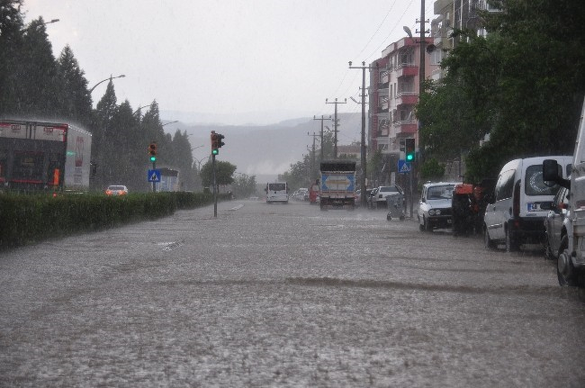 Yatağan\'da Sağanak Yağış Etkili Oldu
