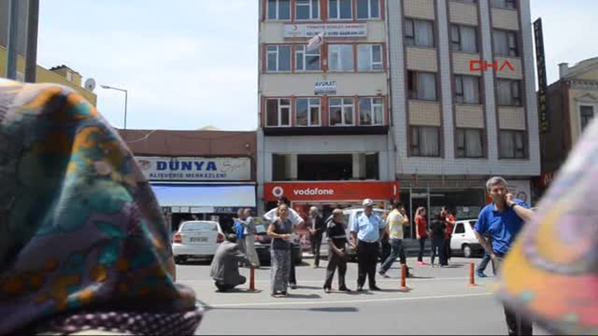 AK Parti İlçe Başkanlığı\'nın Bulunduğu Binada Çatlaklar Oluştu