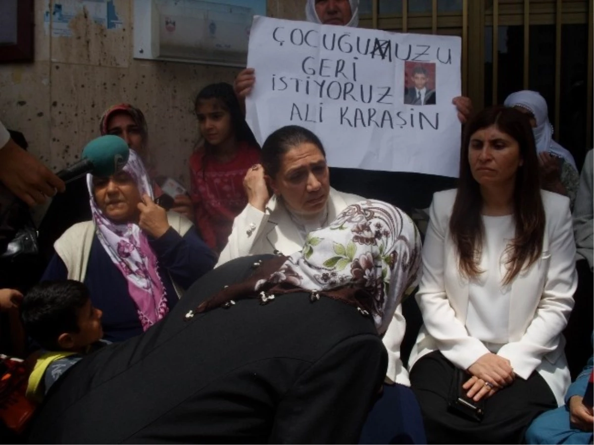 AK Parti\'li Vekiller Çocukları PKK Tarafından Kaçırılan Anneleri Ziyaret Etti