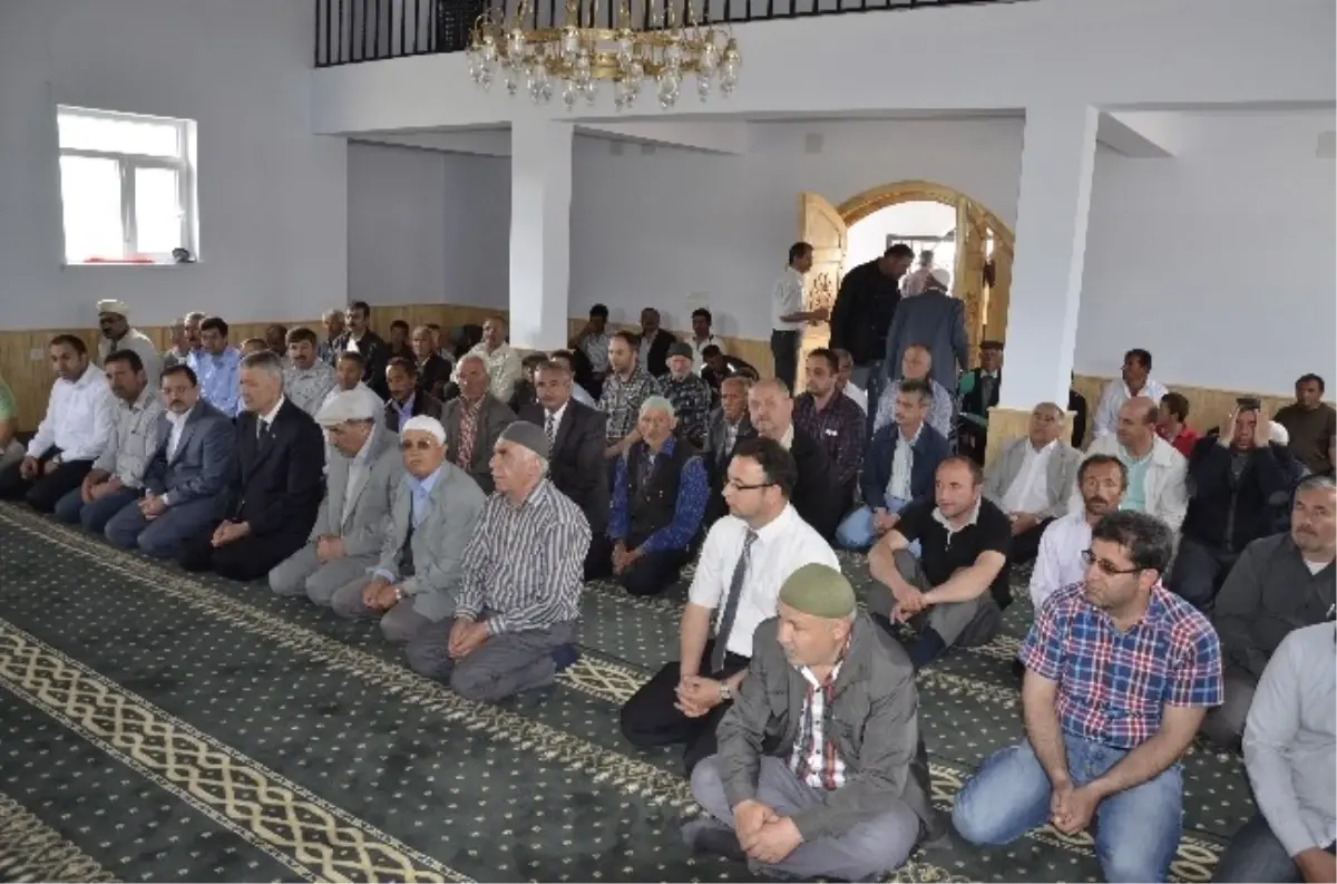 Aksaray\'da Hayırseverlerin Yaptırdığı Cami İbadete Açıldı