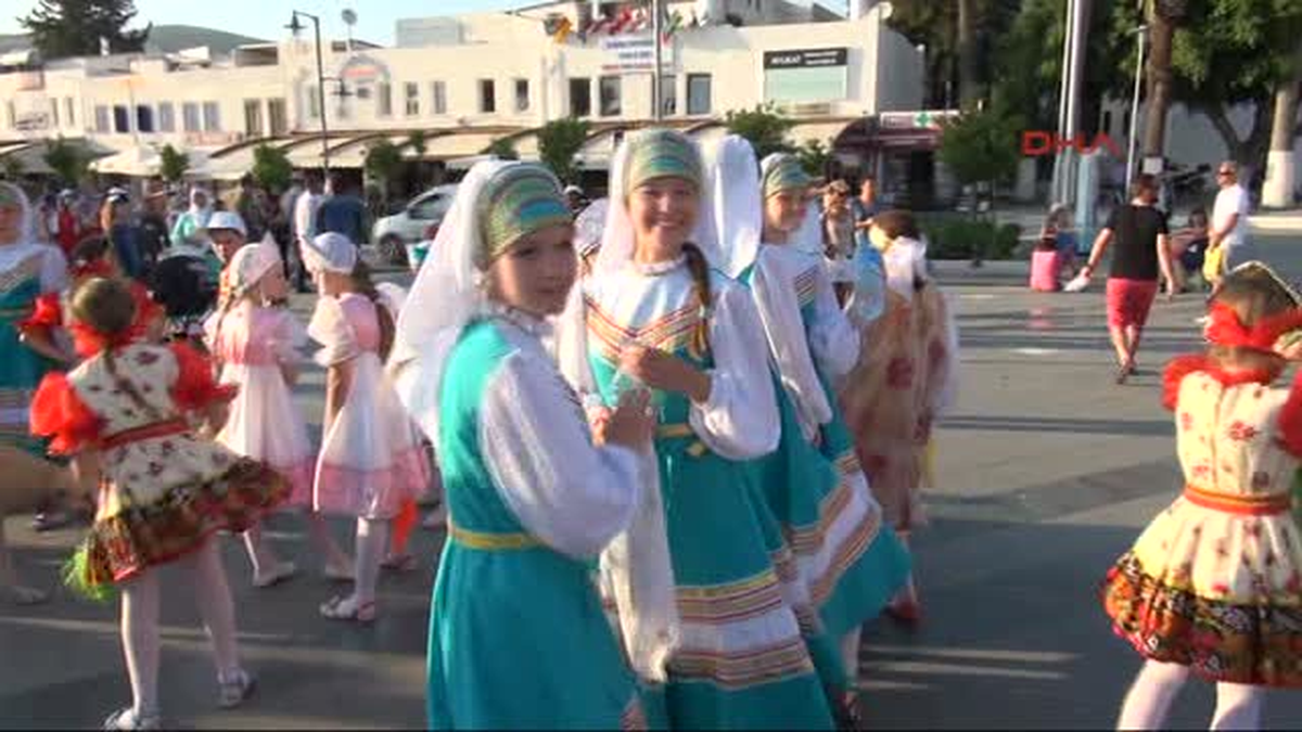 Antik Tiyatroda Rengarenk Dans Gösterisi