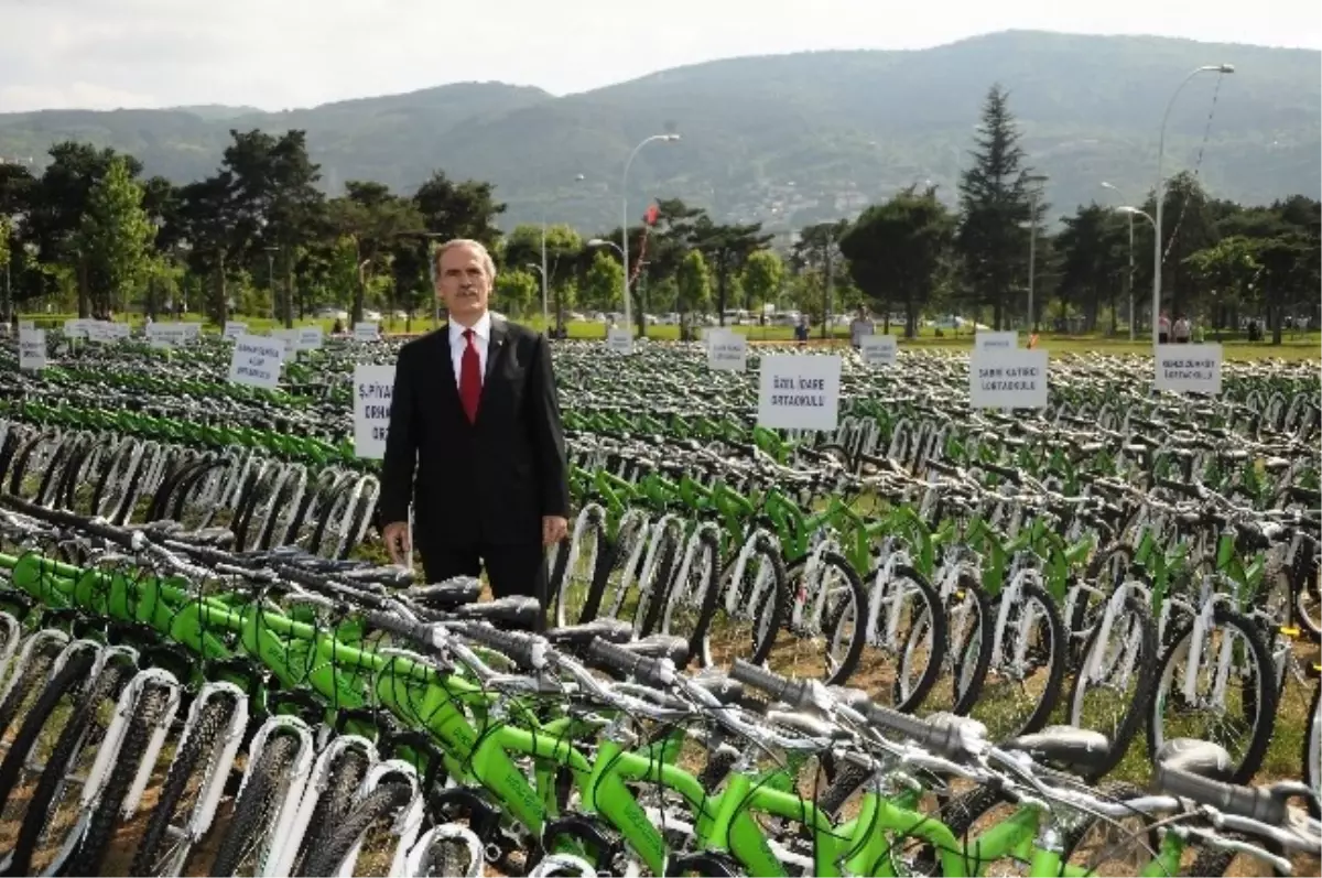 Büyükşehir Başarılı Öğrencilere Yüzlerce Bisiklet ve Kask Dağıttı
