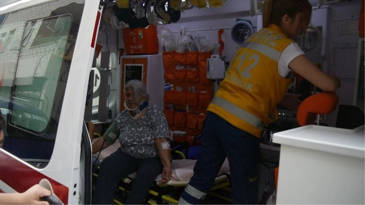 Deprem Esnasında Başına Tuğla Düşen Kadın Yaralandı